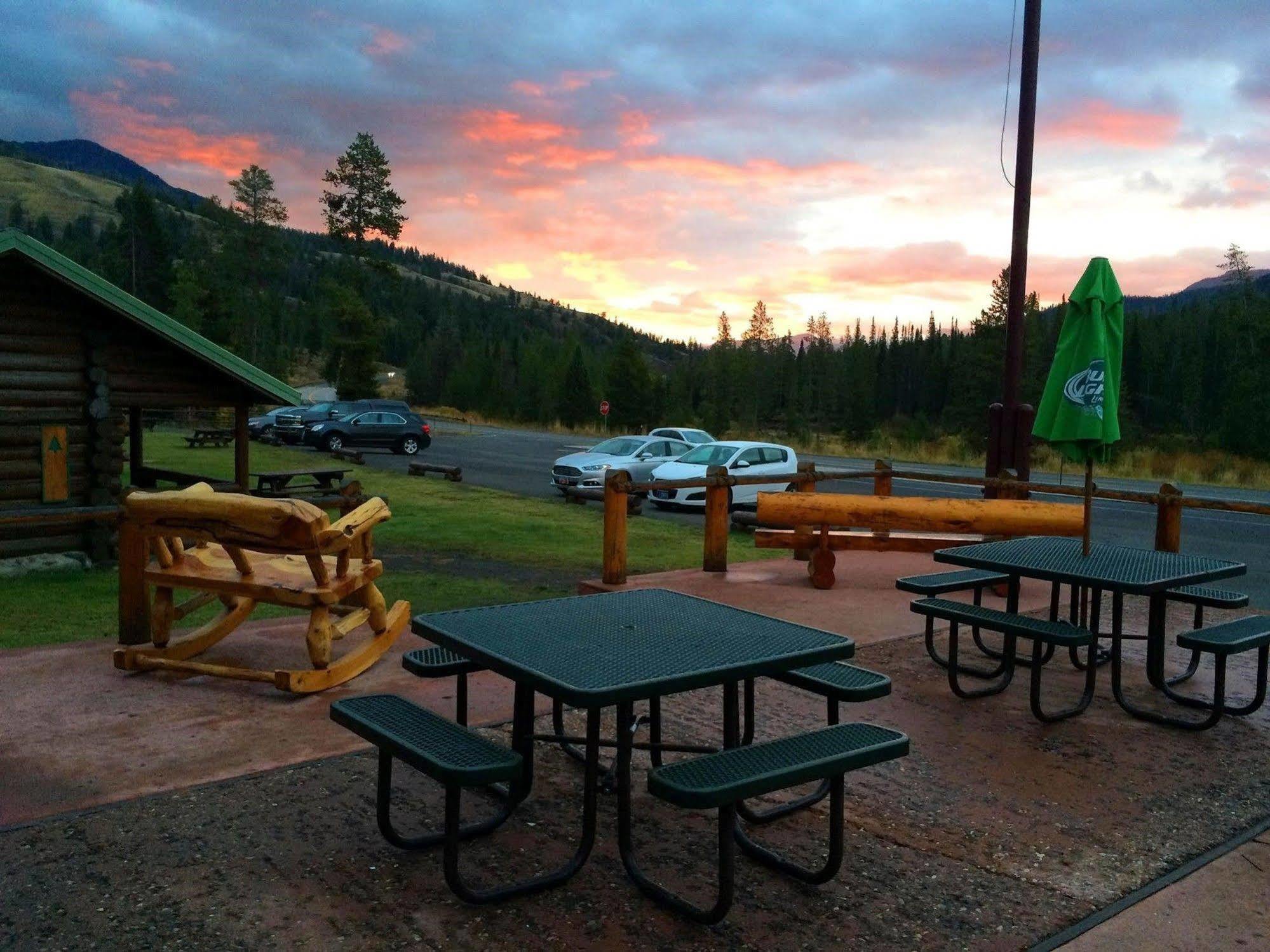 Pahaska Tepee Resort Коуди Екстериор снимка
